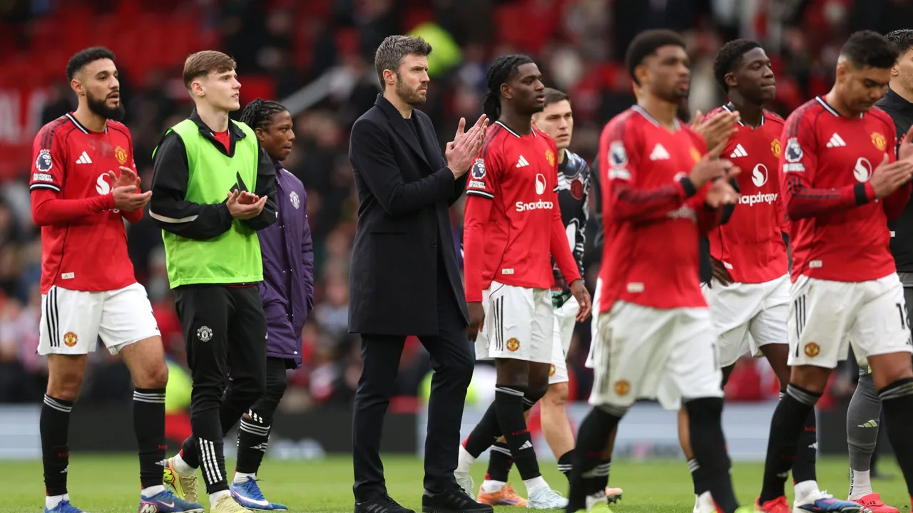 لاعبو مانشستر يونايتد يقدمون مبررات جديدة لدعم موقف المدرب مايكل كاريك الحالي